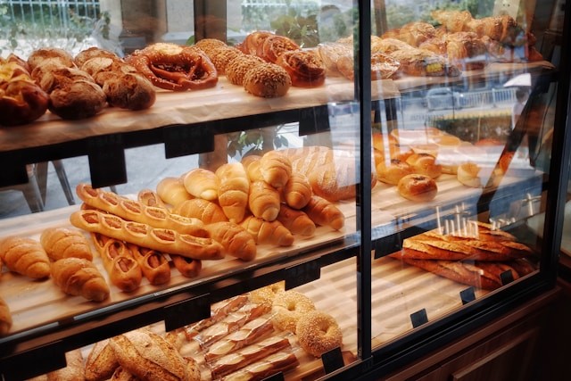 breads-in-display-shelf